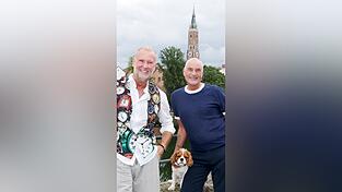 Klaus (links) und Michael Hesse mit Hund Ben an der Isar, im Hintergrund Burg Trausnitz und Martinskirche. „Die Isar ist hier nicht einfach irgendein Fluss, sondern Teil des Stadtlebens“, sagen die beiden. Genau diese Verbindung aus Wasser, Stadt, Historie und Lebensgefühl hat sie an Landshut begeistert und von ihren Umzugsplänen überzeugt. Klaus (links) und Michael Hesse mit Hund Ben an der Isar, im Hintergrund Burg Trausnitz und Martinskirche. „Die Isar ist hier nicht einfach irgendein Fluss, sondern Teil des Stadtlebens“, sagen die beiden. Genau diese Verbindung aus Wasser, Stadt, Historie und Lebensgefühl hat sie an Landshut begeistert und von ihren Umzugsplänen überzeugt.
