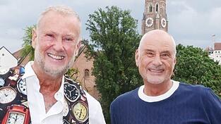Klaus (links) und Michael Hesse an der Isar, im Hintergrund Burg Trausnitz und Martinskirche. &bdquo;Die Isar ist hier nicht einfach irgendein Fluss, sondern Teil des Stadtlebens&ldquo;, sagen die beiden. Genau diese Verbindung aus Wasser, Stadt, Historie und Lebensgef&uuml;hl hat sie an Landshut begeistert und von ihren Umzugspl&auml;nen &uuml;berzeugt.