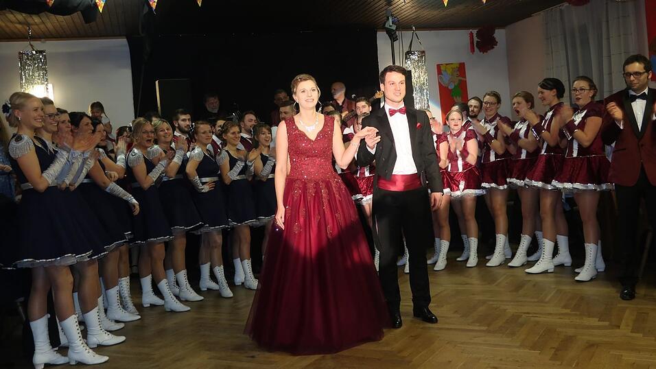 Einzug der Faschingsregierung: Ein Hoch auf Prinz Michael I. und Prinzessin Katrin I.!  