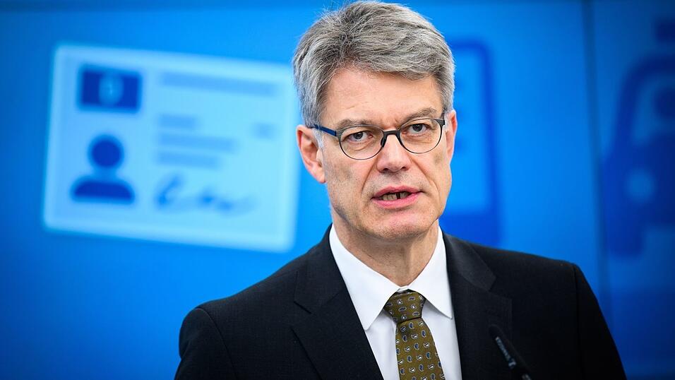 Verkehrsminister Schnieder plant Kostensenkungen bei Führerscheinen. Verkehrsminister Schnieder plant Kostensenkungen bei Führerscheinen.