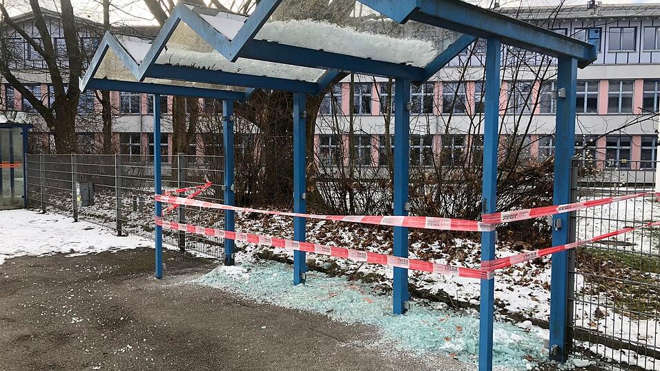 Die zerst&ouml;rte Bushaltestelle