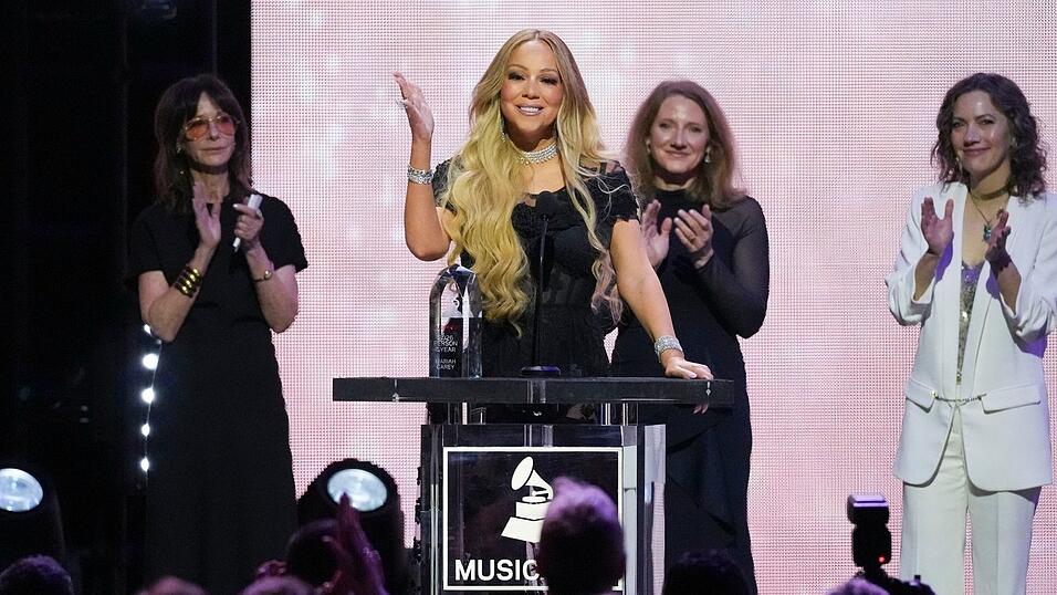 Mariah Carey freut sich über eine weitere Auszeichnung. Mariah Carey freut sich über eine weitere Auszeichnung.