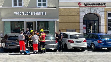 Mittels eines Luftkissens spreizten die Einsatzkr&auml;fte eine T&uuml;r des 1er-BMW auf, um an den Schl&uuml;ssel zu gelangen.