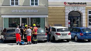 Mittels eines Luftkissens spreizten die Einsatzkräfte eine Tür des 1er-BMW auf, um an den Schlüssel zu gelangen. Mittels eines Luftkissens spreizten die Einsatzkräfte eine Tür des 1er-BMW auf, um an den Schlüssel zu gelangen.