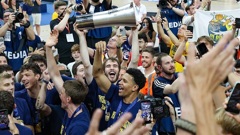 Feiert einen der größen Coups der BBL-Historie: Alba Berlin. Feiert einen der größen Coups der BBL-Historie: Alba Berlin.