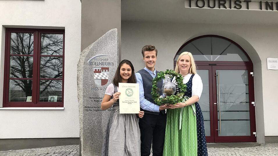 Der Volkmusikwanderpreis 'Zwieseler Jugendfink' macht Halt im Kollnburger Rathaus: Die diesjährigen Gewinner Maria Weinfurtner aus Arnbruck (v.li.) und Tobias Probst aus Kollnburg übergaben die Preistrophäe an Kollnburgs Bürgermeisterin Josefa Schmid. Der Volkmusikwanderpreis 'Zwieseler Jugendfink' macht Halt im Kollnburger Rathaus: Die diesjährigen Gewinner Maria Weinfurtner aus Arnbruck (v.li.) und Tobias Probst aus Kollnburg übergaben die Preistrophäe an Kollnburgs Bürgermeisterin Josefa Schmid.