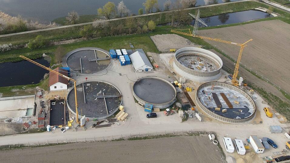 Die Erweiterung der Kläranlage Weixerau schreitet mit großen Schritten voran. Die Erweiterung der Kläranlage Weixerau schreitet mit großen Schritten voran.