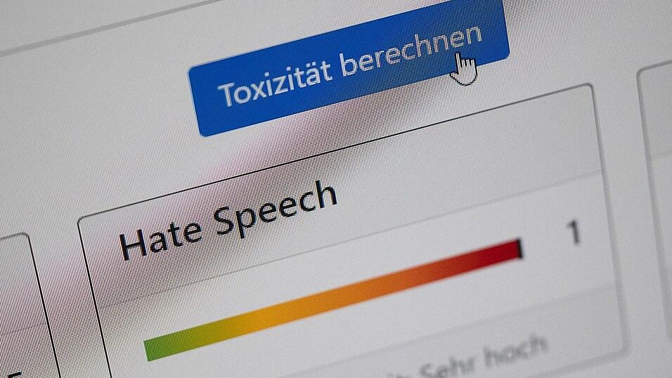 Nach der Tötung einer Polizistin und eines Polizisten stellte die Ermittlungsgruppe 'Hate Speech' mehr als 1600 Hinweise auf Hass und Hetze im Internet im Zusammenhang mit der Tat fest. Davon waren laut Landeskriminalamt Rheinland-Pfalz 509 Fälle strafrechtlich relevant. Nach der Tötung einer Polizistin und eines Polizisten stellte die Ermittlungsgruppe 'Hate Speech' mehr als 1600 Hinweise auf Hass und Hetze im Internet im Zusammenhang mit der Tat fest. Davon waren laut Landeskriminalamt Rheinland-Pfalz 509 Fälle strafrechtlich relevant.