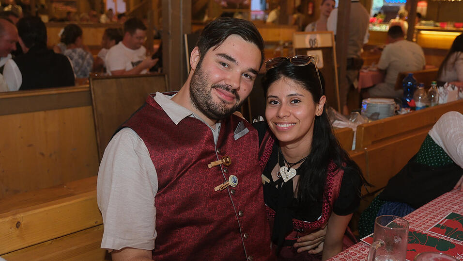 Die Partybilder vom Dienstag, 15. August 2023, aus dem Festzelt Krönner. Die Partybilder vom Dienstag, 15. August 2023, aus dem Festzelt Krönner.