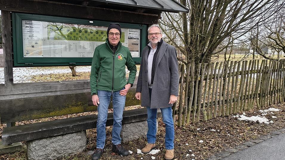 Xaver Pongratz und Josef Koll am Obstlehrgarten Xaver Pongratz und Josef Koll am Obstlehrgarten
