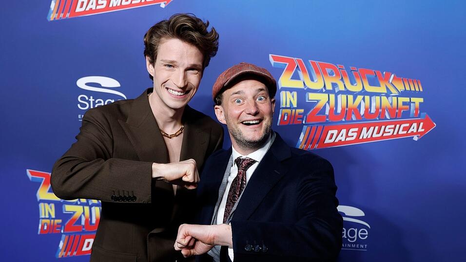 Die beiden Hauptdarsteller bringen das Publikum mit witzigen Dialogen zum Lachen.