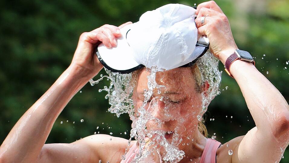 Eine Läuferin beim Hamburger Halbmarathon erfrischt sich an einer Wasserstelle. (Symbolbild) Eine Läuferin beim Hamburger Halbmarathon erfrischt sich an einer Wasserstelle. (Symbolbild)