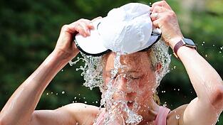 Eine Läuferin beim Hamburger Halbmarathon erfrischt sich an einer Wasserstelle. (Symbolbild) Eine Läuferin beim Hamburger Halbmarathon erfrischt sich an einer Wasserstelle. (Symbolbild)