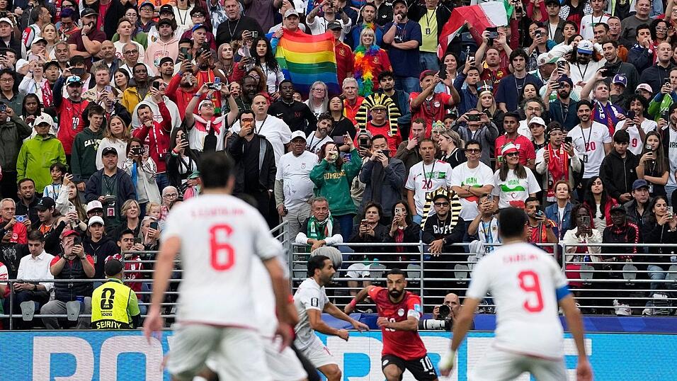 Ein paar Regenbogenfahnen waren auf der Trib&uuml;ne zu sehen.