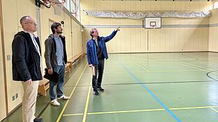 Vor Ort erkl&auml;rten Johannes Doll, Alexander Rott und Bernhard Herrndobler vom Baureferat die weiteren Schritte.