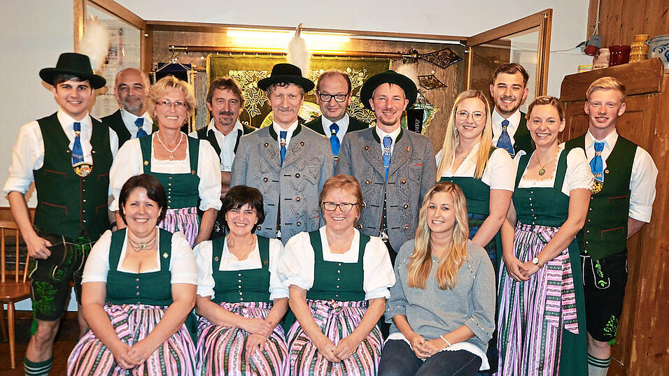 Michael Kallm&uuml;nzer und Josef Brandl inmitten ihrer Vorstandskollegen des Hallertauer Volkstrachtenvereins.