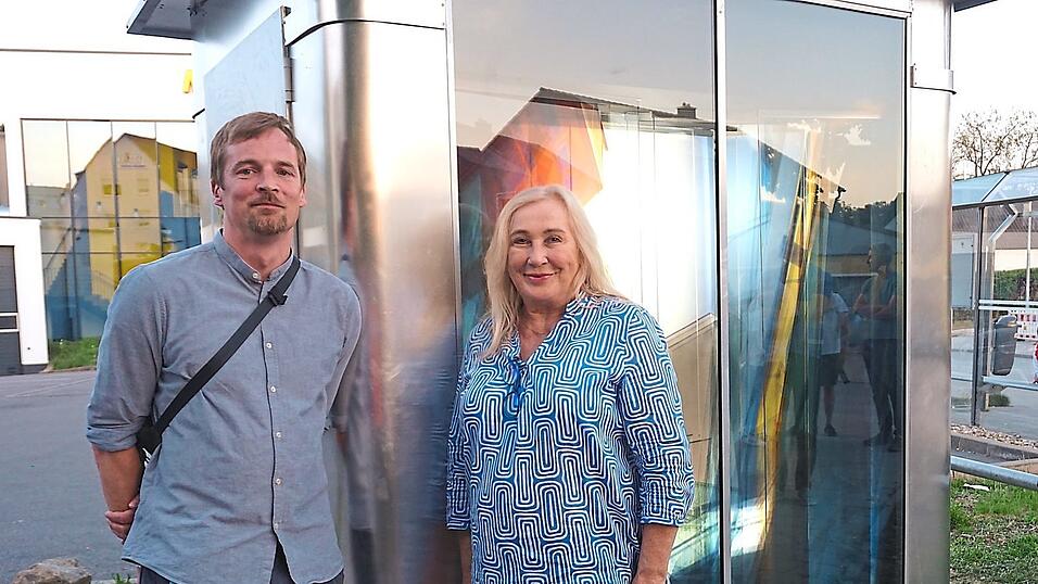 Alexander Rosol und Regina Hellwig-Schmid vor der Installation.
