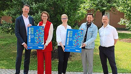 Robert Greb (von links), Rewag-Vorstandsvorsitzender, Irene Dullinger, Vorstandsvorsitzende der Sparkasse Regensburg, Vanessa Meier von der Rewag-Kommunikation, Christoph Schäfer, Programmverantwortlicher für Rewag-Klassik im Park, und Zoltán Ritter von WR Events, bei der Programmvorstellung.