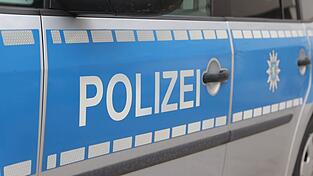 Der Polizei war wegen einer mutmaßlichen Bombendrohung im Einsatz. (Symbolbild)