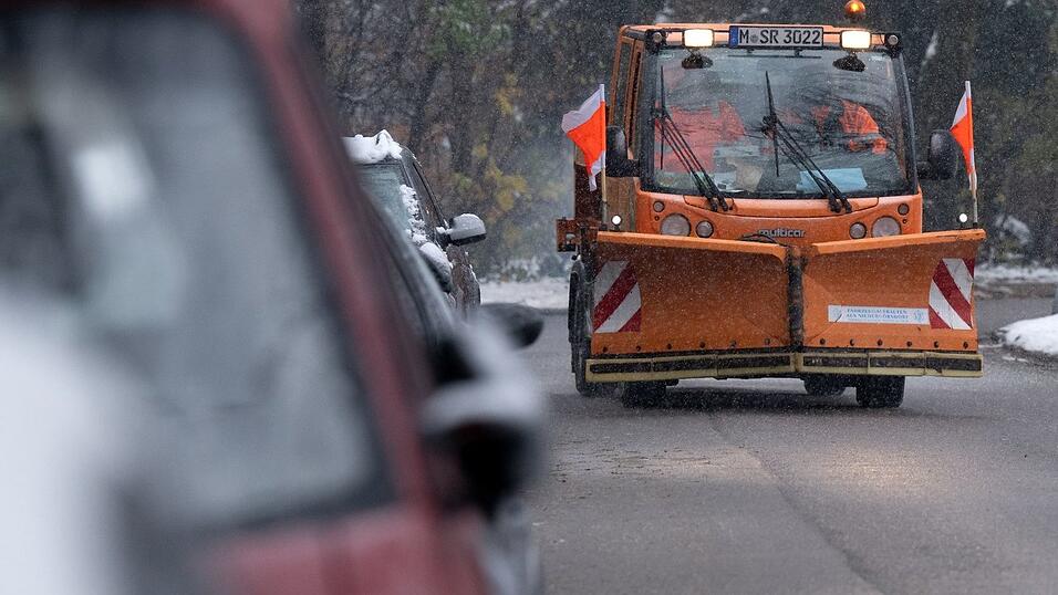Fahrer und Beifahrer im R&auml;umfahrzeug wurden bei dem Unfall am Sonntagmorgen laut Polizei leicht verletzt. (Symbolbild)