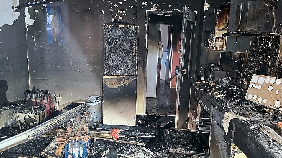 In der K&uuml;che ist der Brand ausgebrochen, der dann auf weitere R&auml;ume &uuml;bergriff. Personen kamen gl&uuml;cklicherweise nicht zu Schaden.