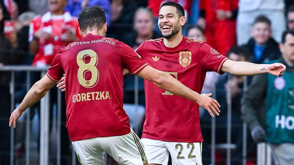 Raphael Guerreiro (r) jubelt mit Leon Goretzka, seine zwei Treffer reichten aber nicht zum Bayern-Sieg. Raphael Guerreiro (r) jubelt mit Leon Goretzka, seine zwei Treffer reichten aber nicht zum Bayern-Sieg.