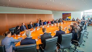 Das Kabinett hat den Entwurf der Einkommensteuerreform beschlossen. Das Kabinett hat den Entwurf der Einkommensteuerreform beschlossen.