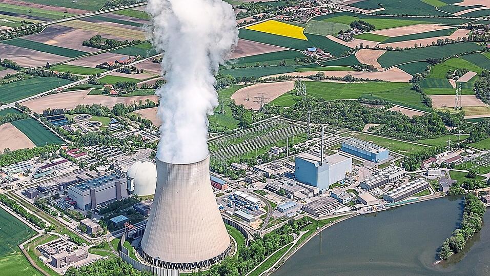 Links ist das Atomkraftwerk Isar 2, rechts Isar 1 bei Niederaichbach zu sehen.
