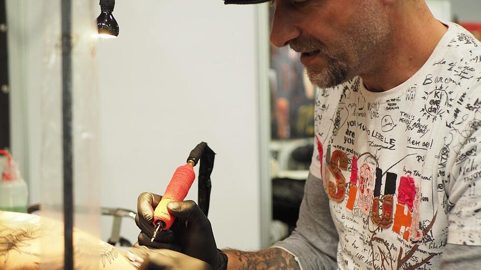 Rund 40 Aussteller und etwa 90 Tattoo-Künstler sind auf der Tattoo Convention in Straubing vertreten. Rund 40 Aussteller und etwa 90 Tattoo-Künstler sind auf der Tattoo Convention in Straubing vertreten.