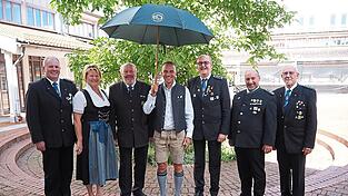 Bürgermeister Armin Grassinger übernimmt die Schirmherrschaft für das Doppeljubiläum. Vertreter aus dem Schützengau baten darum: Thomas Klugbauer, Heidelinde Ruhland, Franz Schicker, Gauschützenmeister Rainer Mücke, sein Stellvertreter Helmut Rosenfeld und Ehrengauschützenmeister Michael Ruhland.