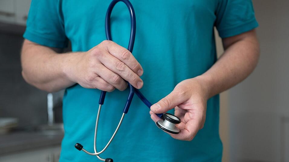 Sollte das Urteil rechtskräftig werden, darf der Arzt nicht mehr in seinem Beruf arbeiten. Sollte das Urteil rechtskräftig werden, darf der Arzt nicht mehr in seinem Beruf arbeiten.