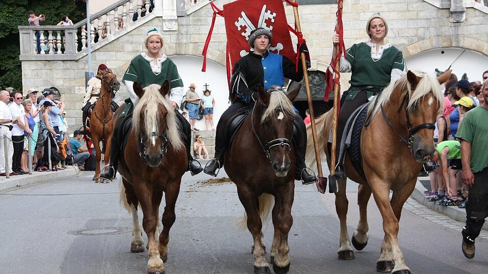 Die schönsten Augenblicke des historischen Drachenstich-Festzuges 2016. Die schönsten Augenblicke des historischen Drachenstich-Festzuges 2016.