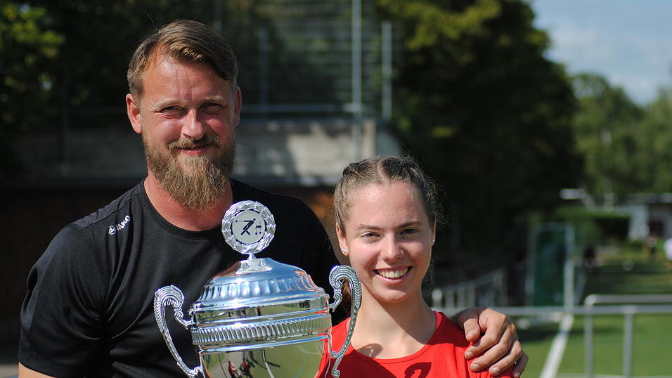 Pia Stern mit dem L&auml;nderpokal und Landestrainer Willy Atzenberger.