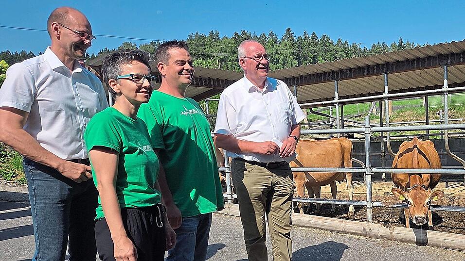 Franz H&ouml;pfl (2. v. r.) und seine Frau Alexandra zeigen den G&auml;sten ihren Biobetrieb.