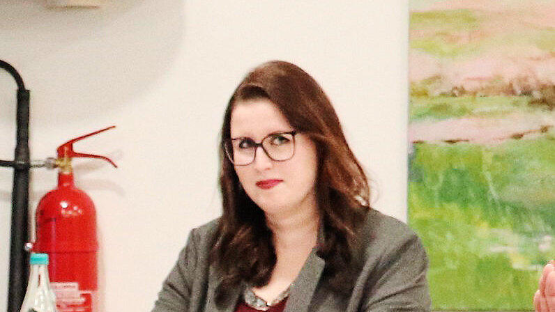 Christina Putz, Sachbearbeiterin der allgemeinen Bauverwaltung erkl&auml;rte in der Sitzung die Grundz&uuml;ge des &bdquo;Bauturbo&ldquo;.