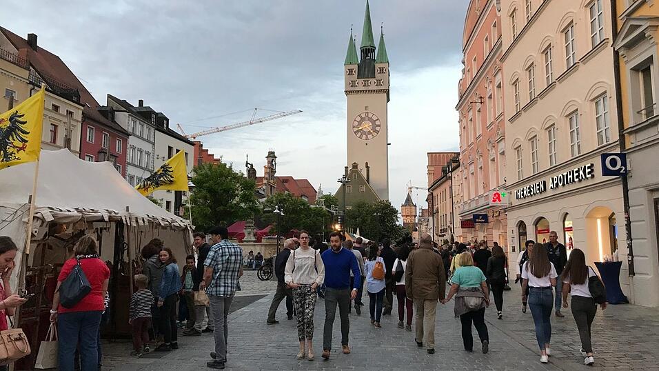Der Straubinger Stadtplatz wird am Wochenende ganz in mittelalterliches Flair getaucht. Die schönsten Schnappschüsse haben wir für Sie zusammengestellt. Der Straubinger Stadtplatz wird am Wochenende ganz in mittelalterliches Flair getaucht. Die schönsten Schnappschüsse haben wir für Sie zusammengestellt.
