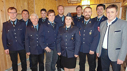 Die neue Vorstandschaft der Feuerwehr Großenpinning (mit Bürgermeister Ewald Seifert und den Kommandanten Thomas Kronschnabl und Johannes Berger) Robert Bayer, Magdalena Gradinger, Andreas Ittlinger, Robert Eder, Jonas Kohl, Ludwig Schreiner, Hubert Rauscher und Martin Stangl.
