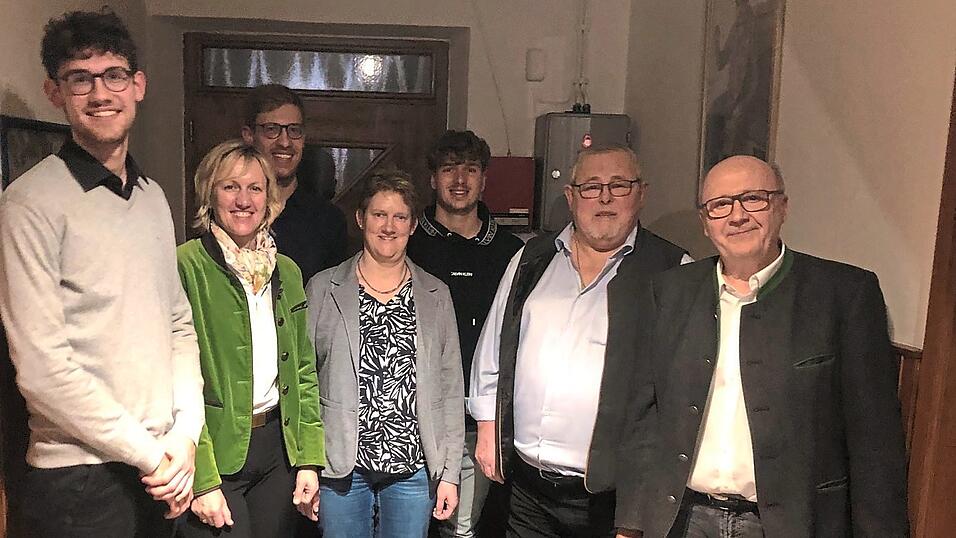 Der engere Vorstand des CSU-Ortsverbandes Wildenberg mit (v.l.) Noah Atzenbeck, Janik Atzenbeck, Simone Grim, Elias Schmidm&uuml;ller und Winfried Ro&szlig;bauer. Mit dem neuen Vorstand freuen sich Petra H&ouml;gl (2. v.l.) sowie Landrat Martin Neumeyer (rechts).