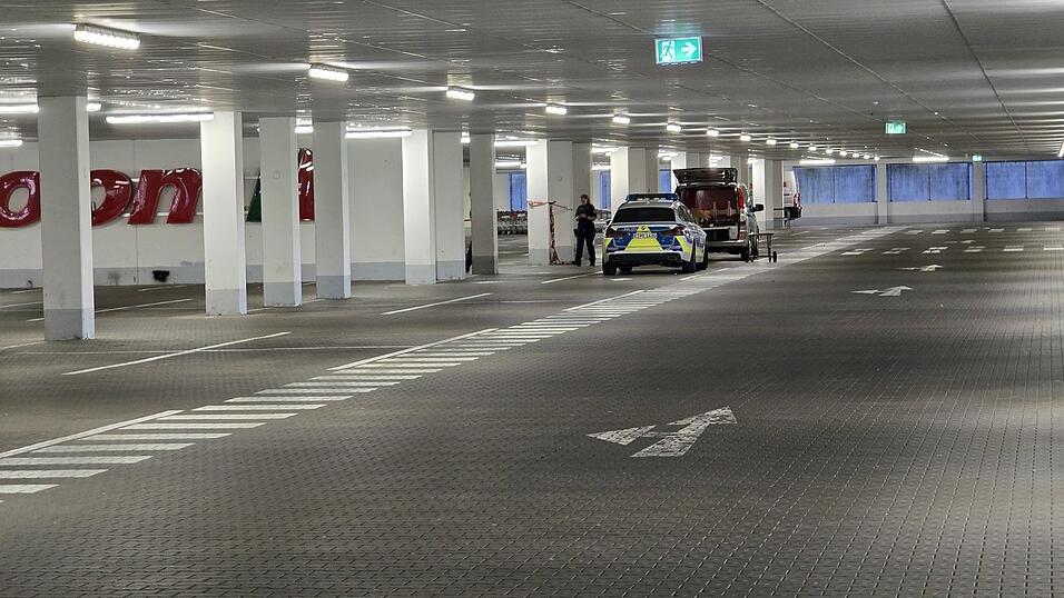 Die Polizei meldete am Samstag eine tote Frau in der Tiefgarage des Toom Baumarkts in Regensburg.