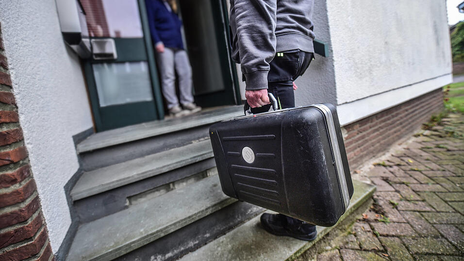 Die Stadtwerke Straubing weisen darauf hin, dass sie grunds&auml;tzlich keine Haust&uuml;rgesch&auml;fte abschlie&szlig;en. (Symbolbild)