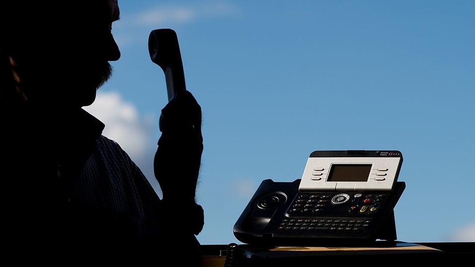 Ein Betrüger gab sich am Telefon als Polizeibeamter aus, um an Bargeld zu kommen. (Symbolbild) Ein Betrüger gab sich am Telefon als Polizeibeamter aus, um an Bargeld zu kommen. (Symbolbild)