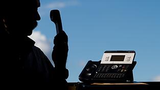 Ein Betrüger gab sich am Telefon als Polizeibeamter aus, um an Bargeld zu kommen. (Symbolbild) Ein Betrüger gab sich am Telefon als Polizeibeamter aus, um an Bargeld zu kommen. (Symbolbild)