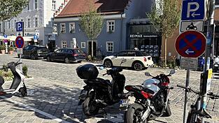 Einer der beiden neuen Stellplätze für Motorräder vor der Polizei. Die Halteverbotsschilder beziehen sich auf den Tag des Volksfestauszugs. Einer der beiden neuen Stellplätze für Motorräder vor der Polizei. Die Halteverbotsschilder beziehen sich auf den Tag des Volksfestauszugs.