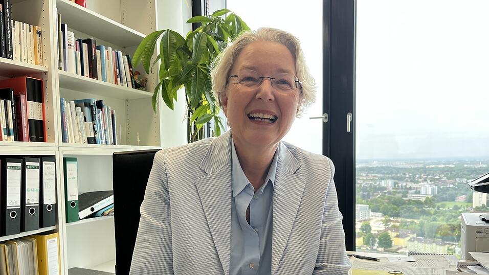 Annette Ramelsberger hat 15 Jahre lang für die Süddeutsche Zeitung aus den Gerichtssälen der Republik berichtet. Annette Ramelsberger hat 15 Jahre lang für die Süddeutsche Zeitung aus den Gerichtssälen der Republik berichtet.