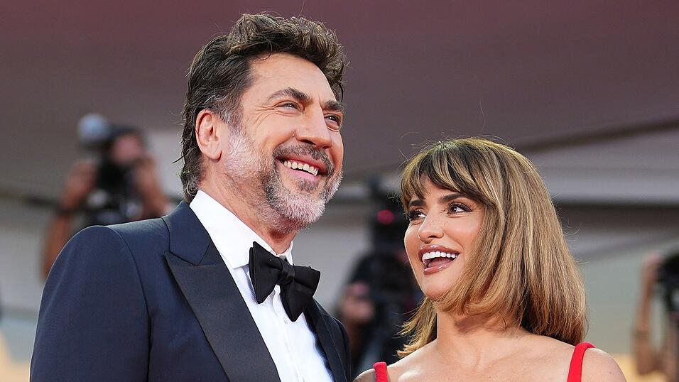 Das Ehepaar vor der Premiere auf dem roten Teppich. Das Ehepaar vor der Premiere auf dem roten Teppich.