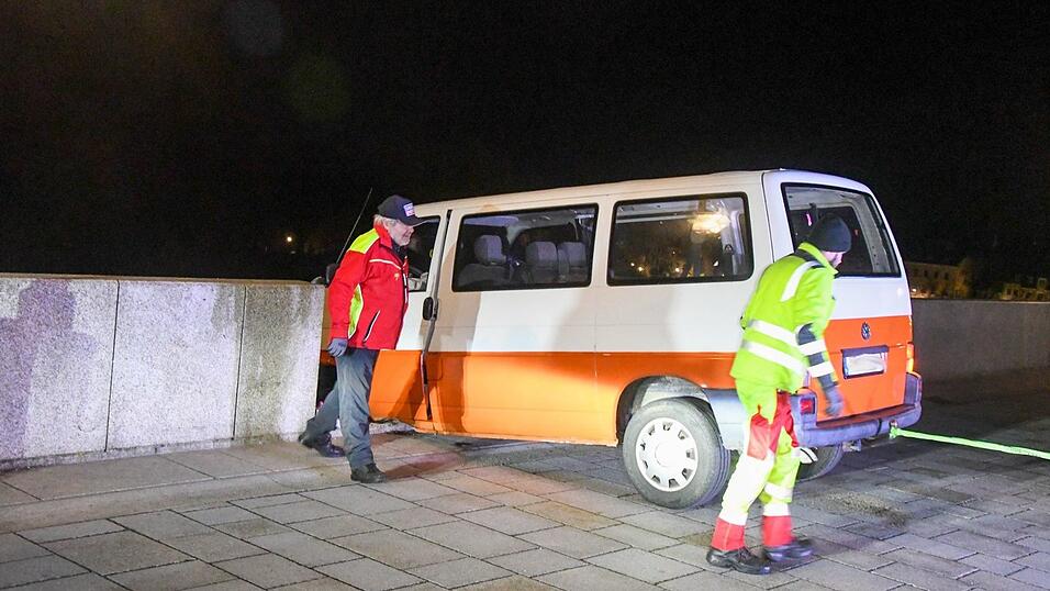 Der VW-Bus blieb im Geländer der Steinernen Brücke stecken. Der VW-Bus blieb im Geländer der Steinernen Brücke stecken.