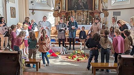 Kinder feierten den Erntedank im Beisein von Eltern in der alten Nikola-Kirche. Kinder feierten den Erntedank im Beisein von Eltern in der alten Nikola-Kirche.