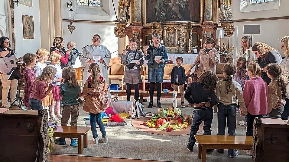 Kinder feierten den Erntedank im Beisein von Eltern in der alten Nikola-Kirche. Kinder feierten den Erntedank im Beisein von Eltern in der alten Nikola-Kirche.