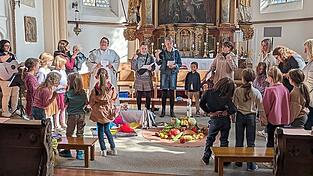 Kinder feierten den Erntedank im Beisein von Eltern in der alten Nikola-Kirche.
