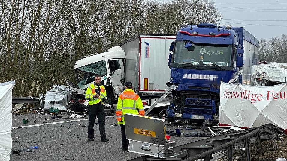 Bei dem Unfall wurden mehrere Menschen zum Teil schwer verletzt. Bei dem Unfall wurden mehrere Menschen zum Teil schwer verletzt.